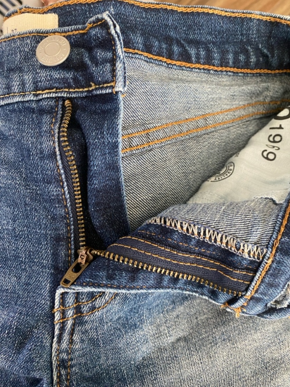 🛍️GAP 3” denim jean shorts! - Picture 5 of 9